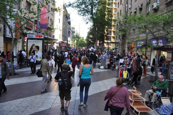 Caminhando pela Calle Ahumada, no centro de Santiago, capital do Chile